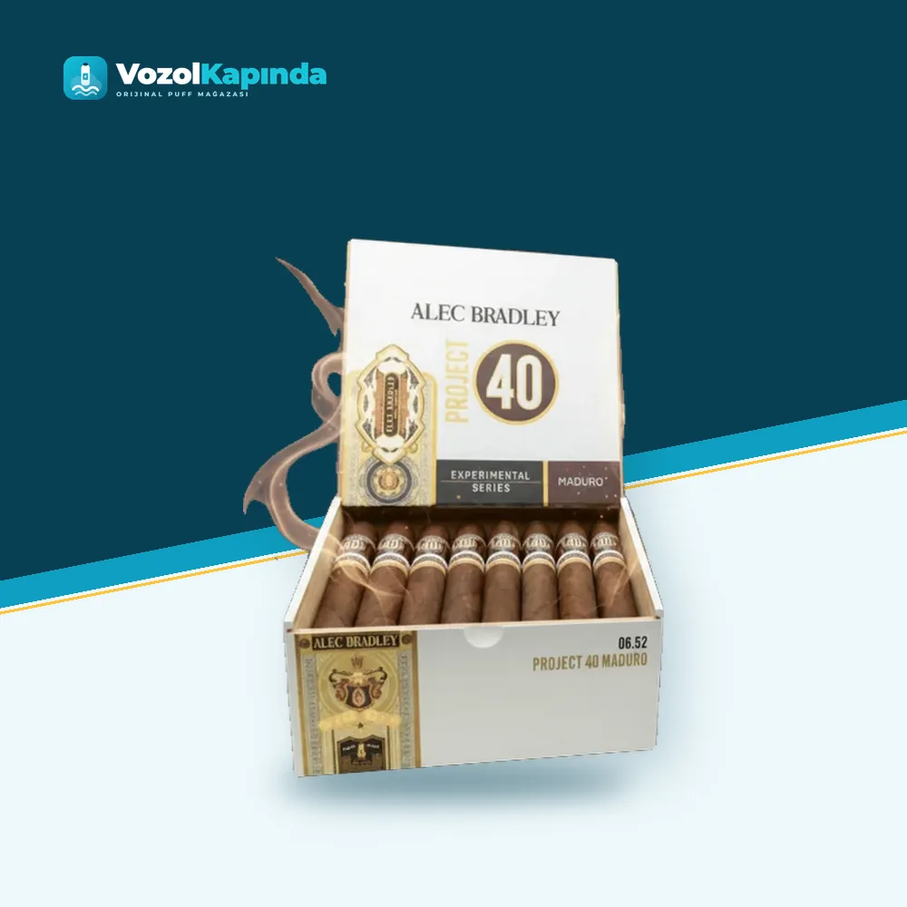 Alec Bradley Project 40 Maduro Puro 24’s Ahşap Kutu Ürün Görseli Alec Bradley Project 40 Maduro Puro 24’s Ahşap Kutu ön yüz görseli, orijinal ambalaj